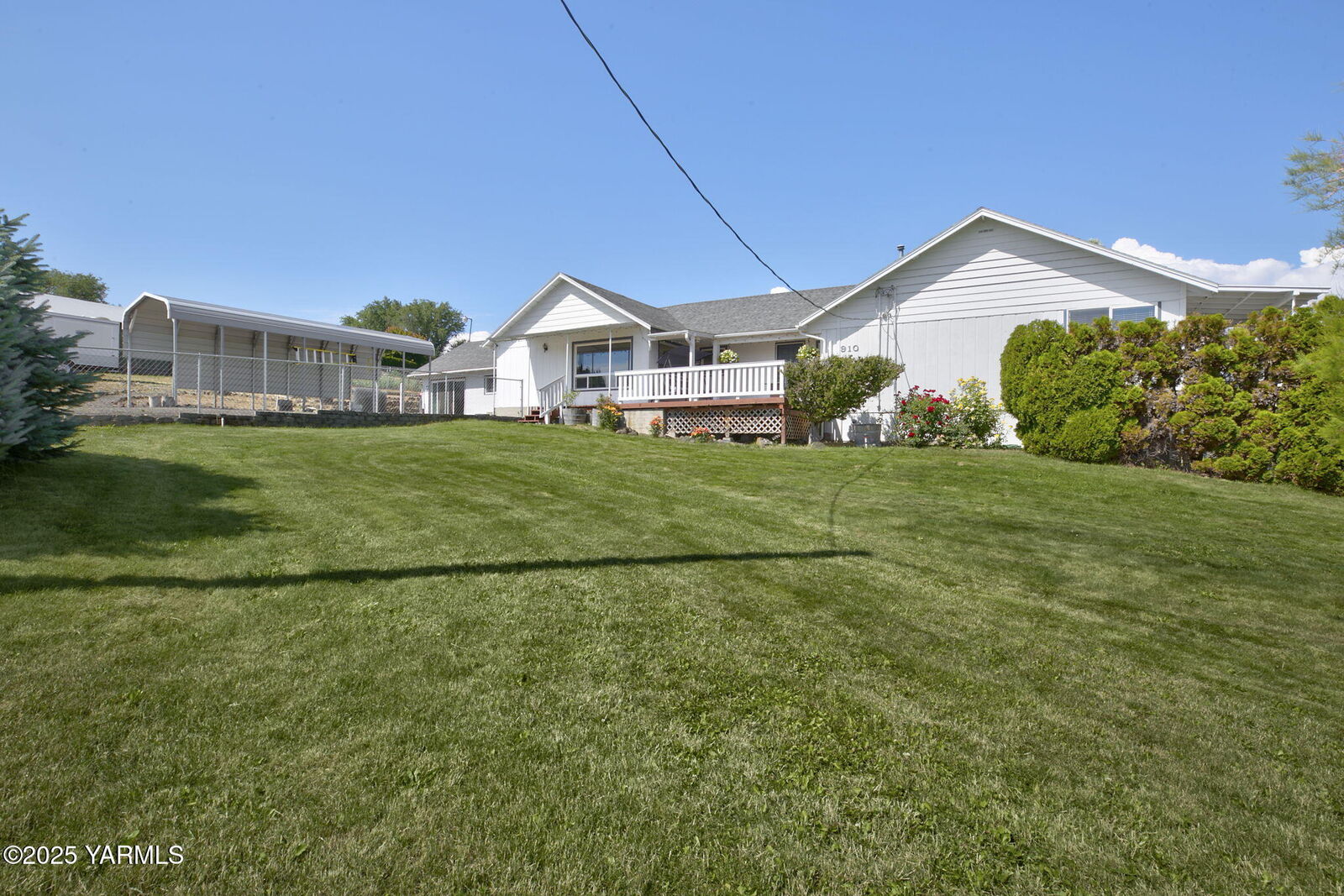 Property Photo: 910 Gromore Rd WA 98908