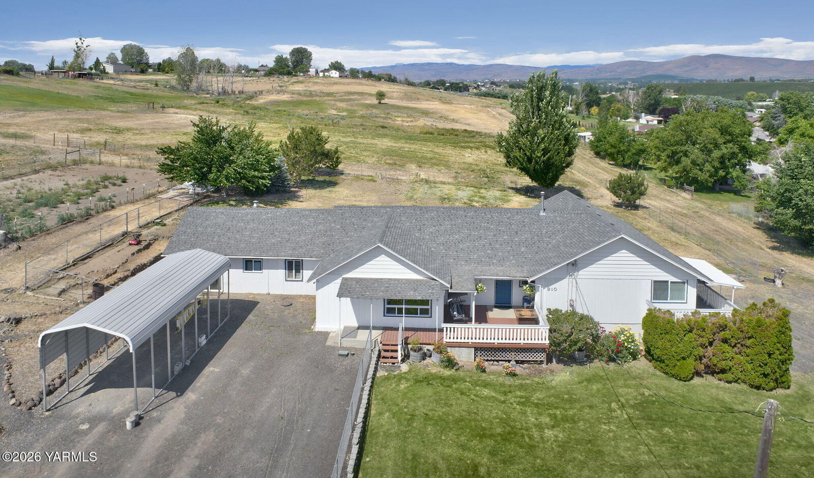 Property Photo:  910 Gromore Rd  WA 98908 