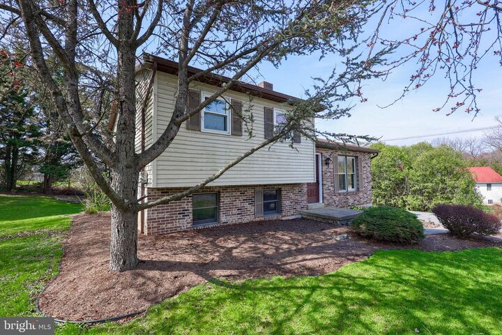 Property Photo:  8 Bunker Hill Road  PA 17578 