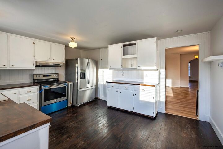 Property Photo: 1105 10th St WY 82201