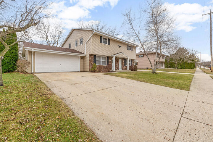 Property Photo:  2421 Deerfield Dr  WI 53090 