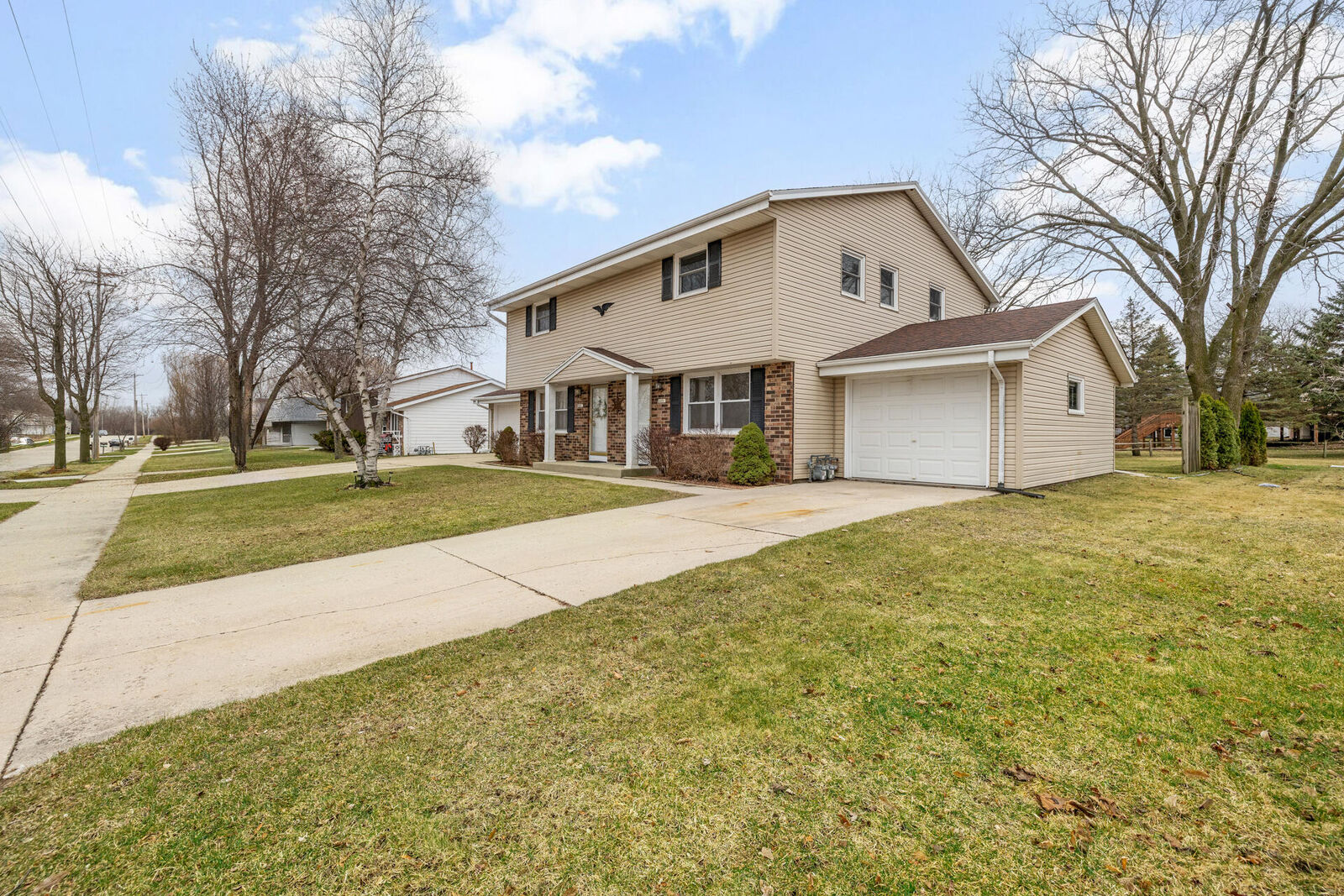 Property Photo: 2419 Deerfield Dr WI 53090