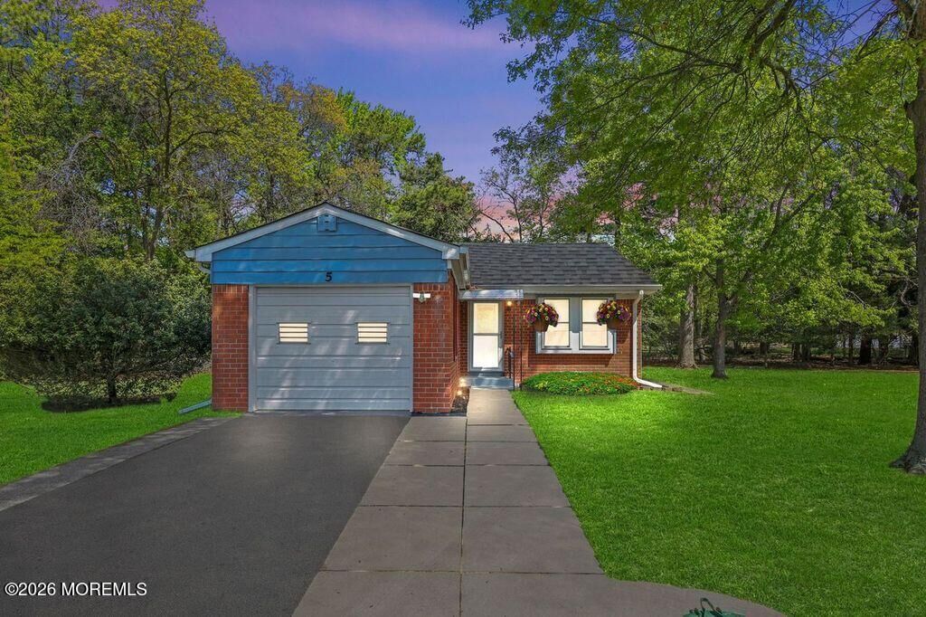 Property Photo:  5 Revere Court  NJ 08759 