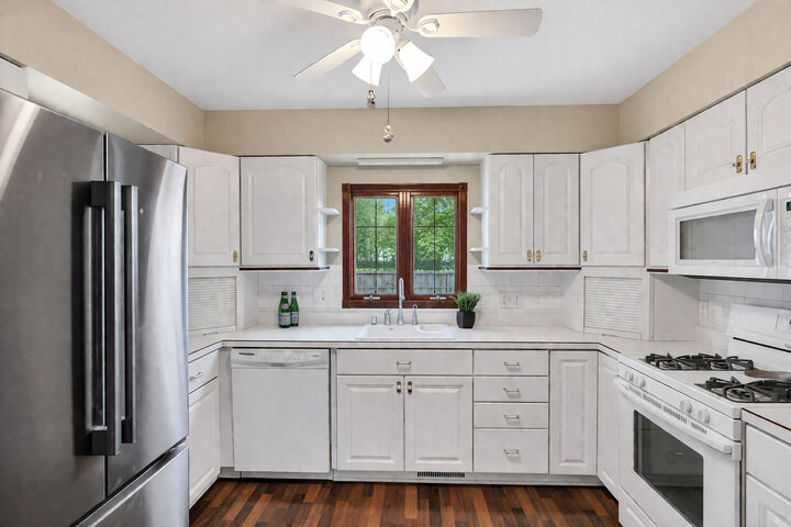 Property Photo:  842 Pin Oak Circle  IL 60013 