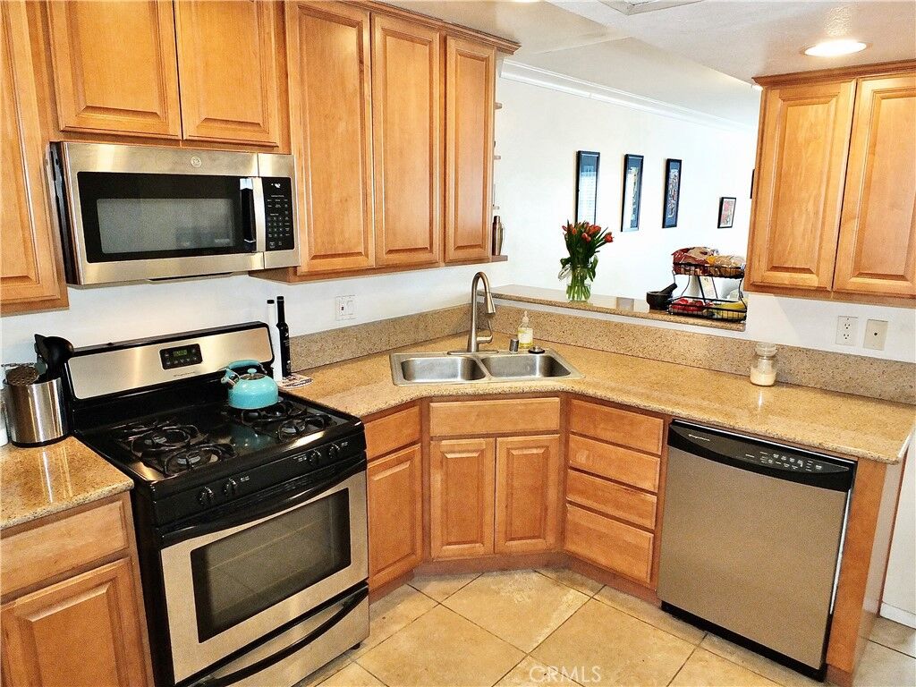 Property Photo: 1605 E 2nd 302 CA 90802