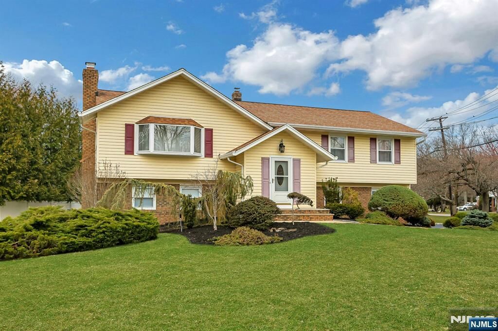 Property Photo: 81 Queen Court NJ 07642