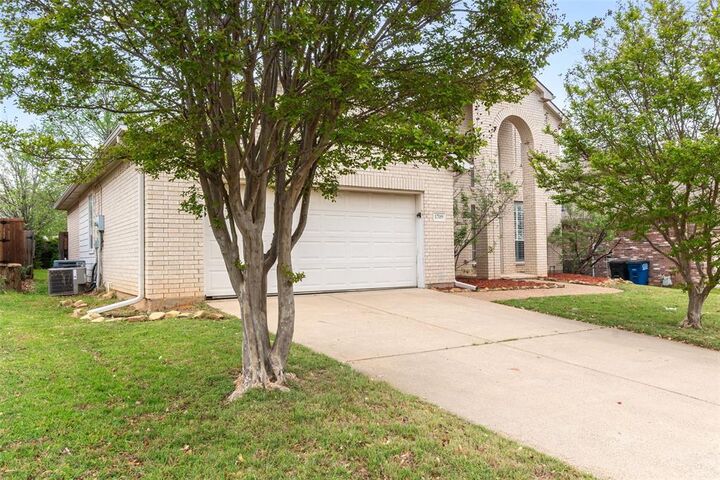 Property Photo:  1709 Birch Lane  TX 76210 