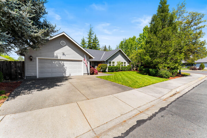 Property Photo:  1206 Devonshire Way  OR 97527 