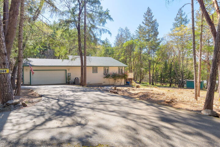 Property Photo: 260 Highwood Lane OR 97527