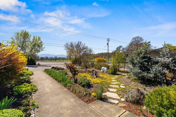 Property Photo: 620 NW Morgan Lane OR 97526