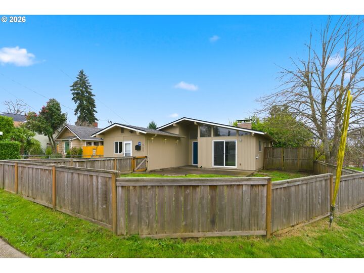 Property Photo: 505 E Gloucester St OR 97027