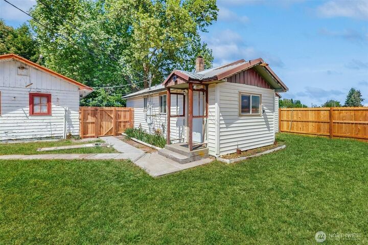 Property Photo: 320 S Central Street WA 98812