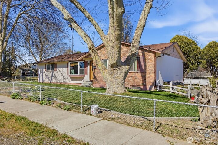 Property Photo:  1840 W 11th Avenue  WA 99337 