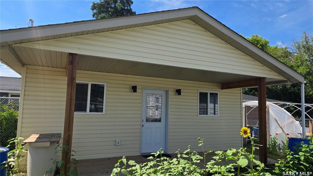 Property Photo:  1005 Lillooet Street W  SK S6H 4Z9 