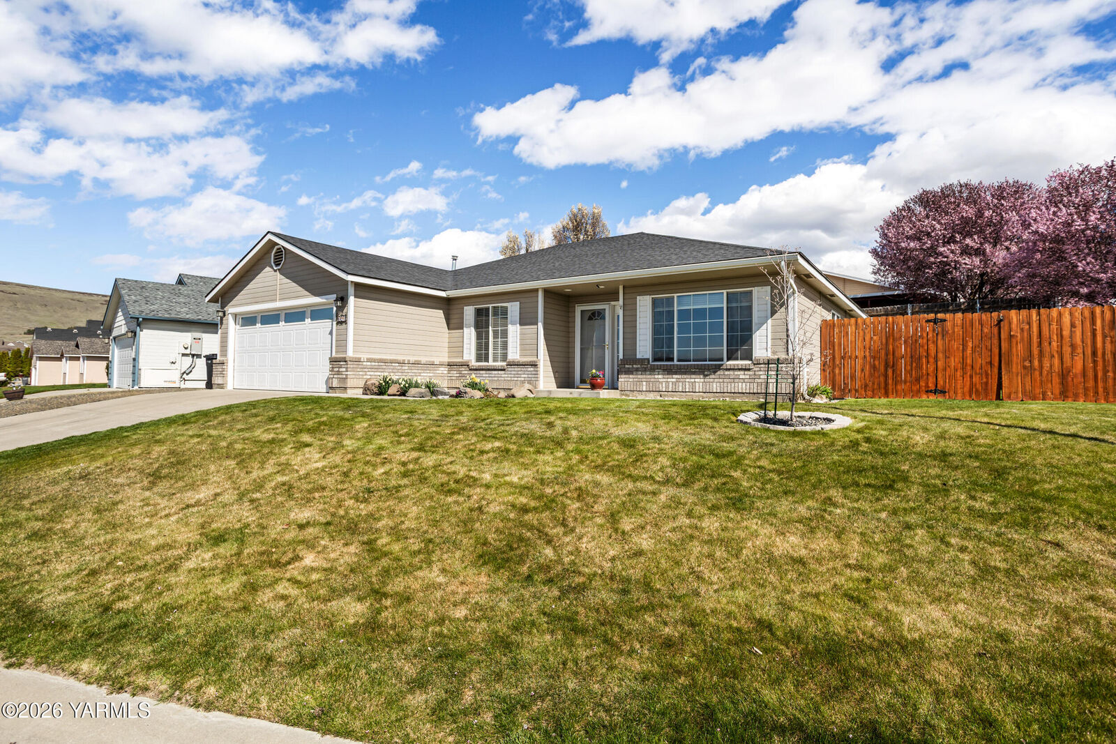 Property Photo: 607 Tumac Dr WA 98901