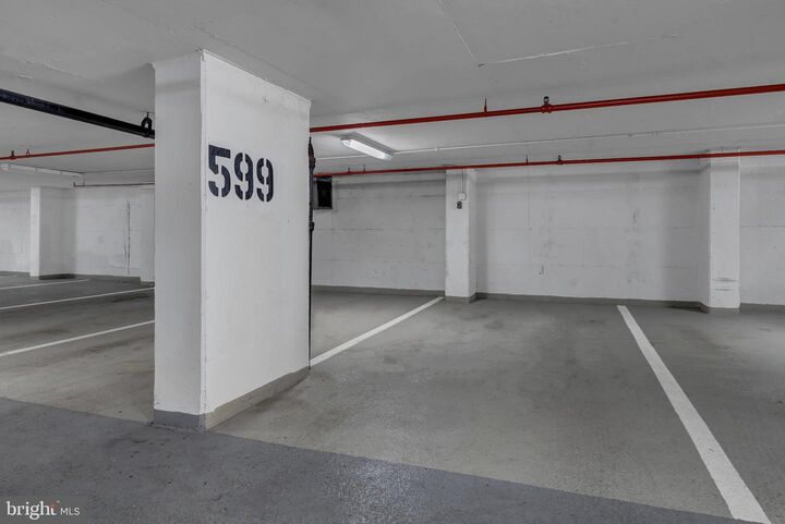 Property Photo:  307 Yoakum Parkway 1722  VA 22304 