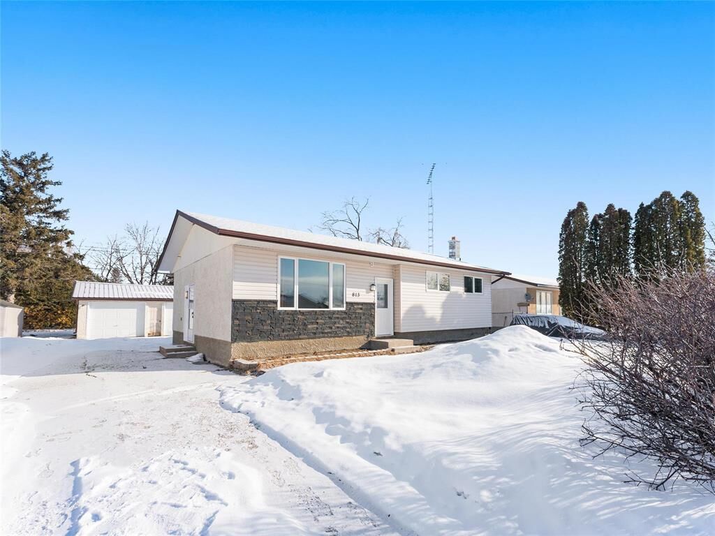 Property Photo:  813 James Avenue  MB R0E 0C0 