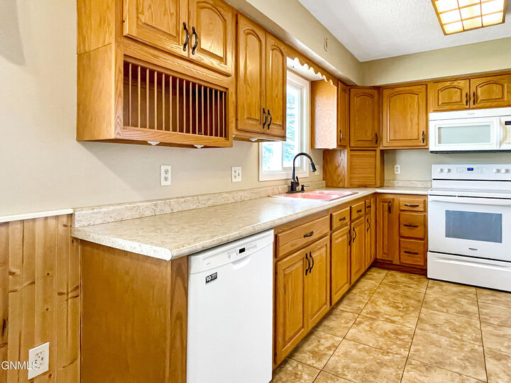 Property Photo:  140 2nd Street N  ND 58421 