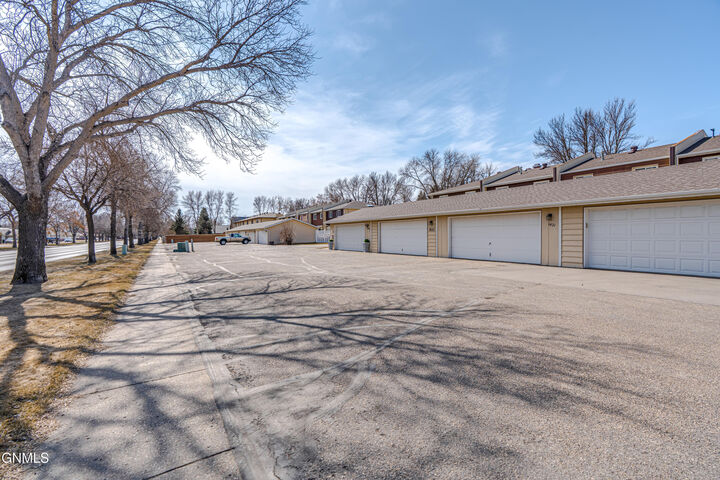 Property Photo:  1421 Eastwood Street  ND 58504 