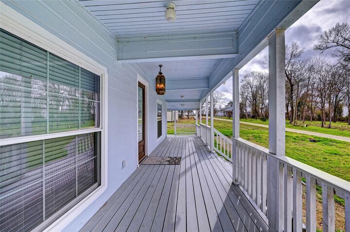 Property Photo: 170 Mesa Verde TX 77351