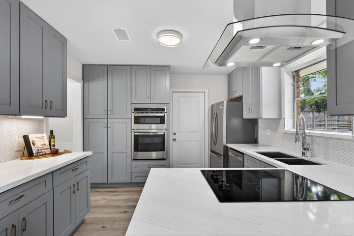 Property Photo:  202 Oak Hollow Street  TX 77301 