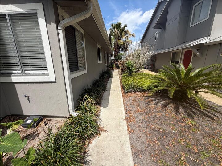 Property Photo: 623 Red Oak Circle 121 FL 32701