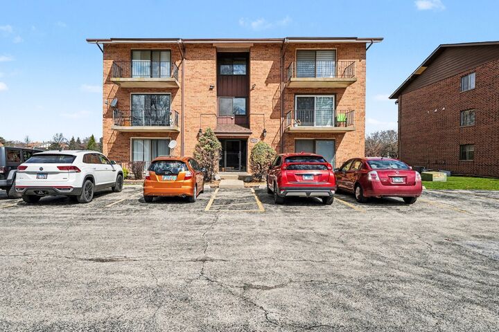 Property Photo: 9826 Treetop Drive 2W IL 60462