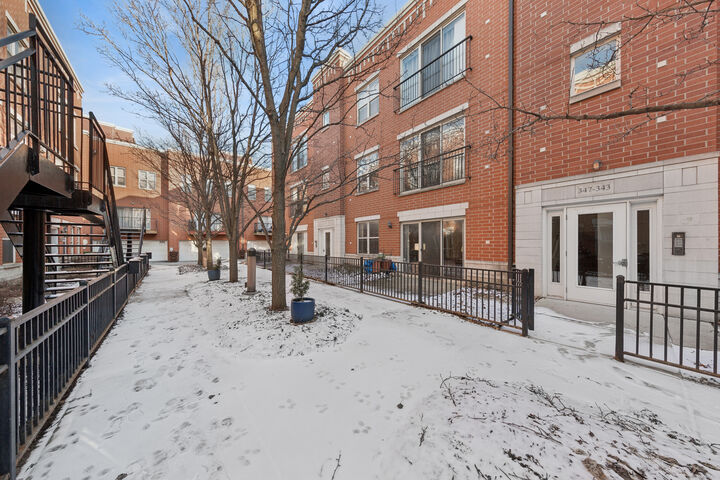 Property Photo:  347 E 25th Place 1E  IL 60616 