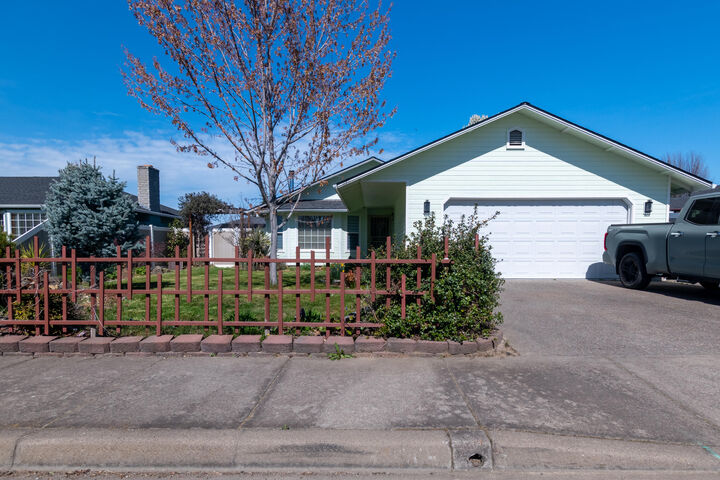 Property Photo:  3285 Blackthorn Way  OR 97504 