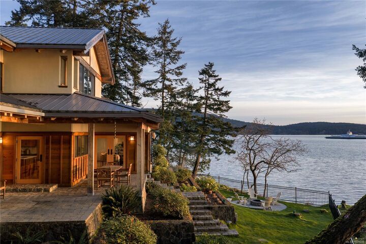 Property Photo: 250 Holmes Rd BC V8K 1T6