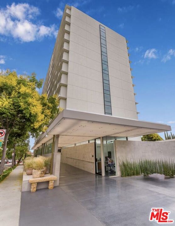 Property Photo:  818 N Doheny Dr  CA 90069 