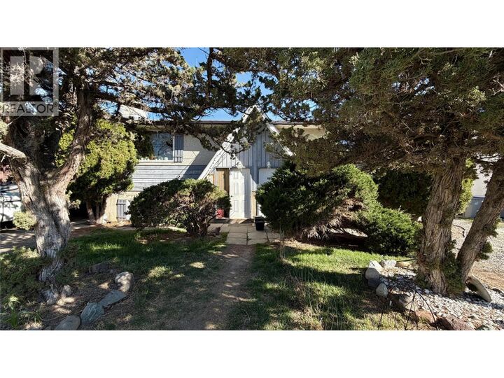 640 642 Courtenay Crescent Crescent — photo 1