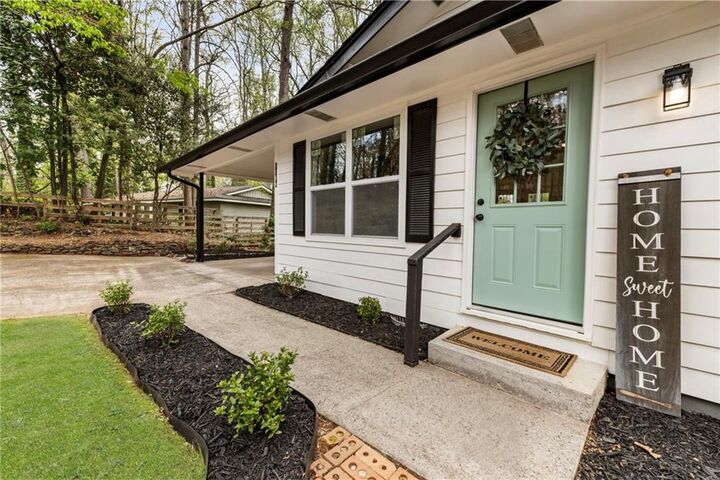 Property Photo: 1184 Alemeda Drive GA 30066