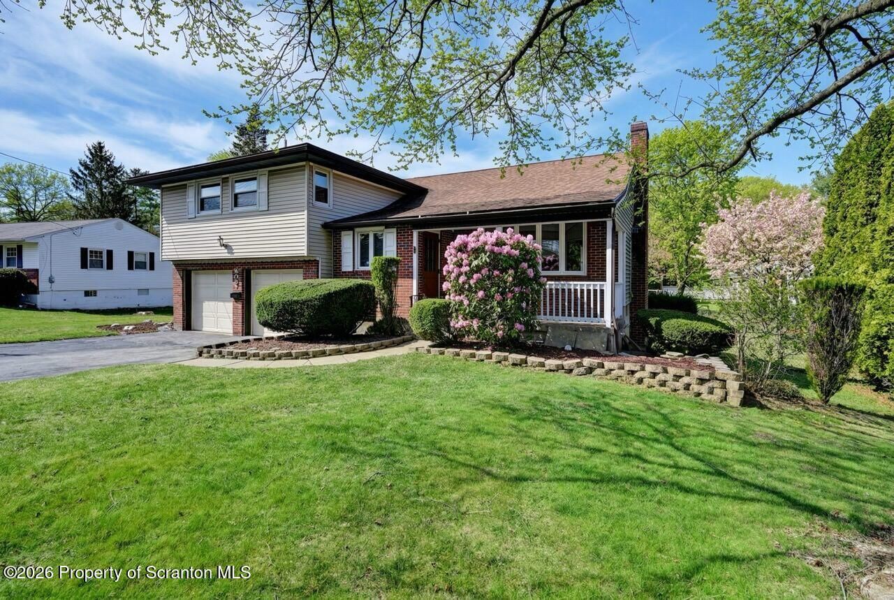 Property Photo:  506 Tulip Circle  PA 18411 