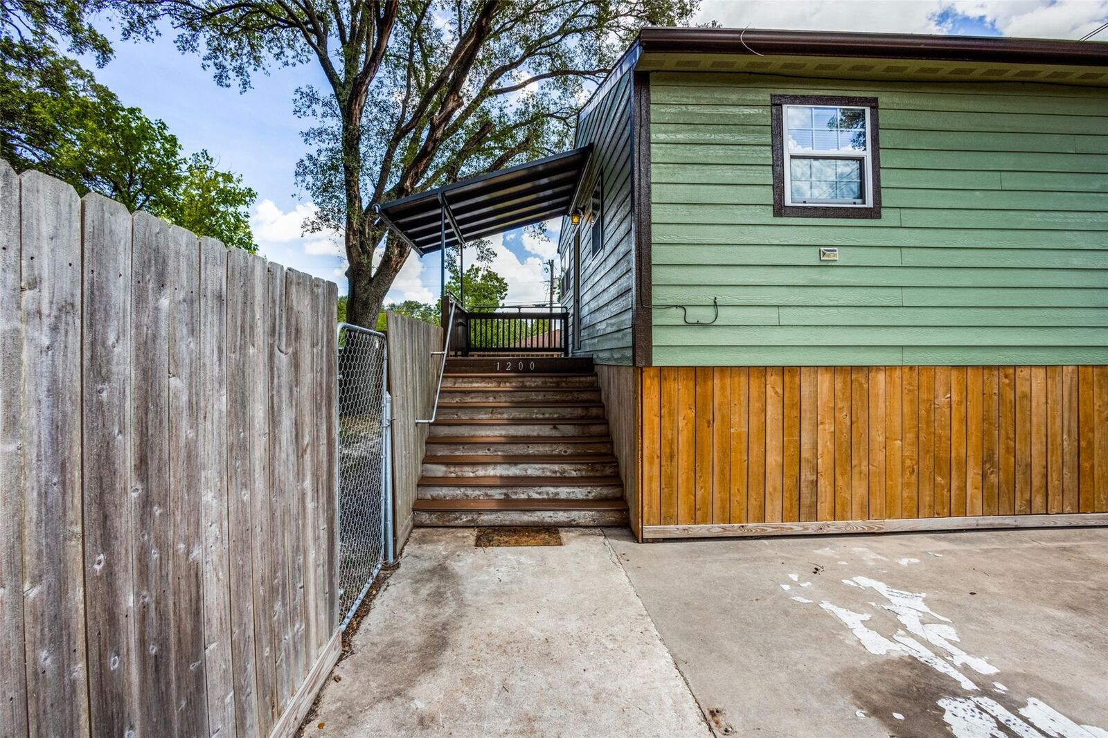 Property Photo:  1200 W Phillips Street  TX 77511 