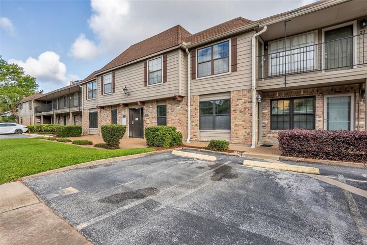 Property Photo:  606 Marshall Street B6  TX 77006 