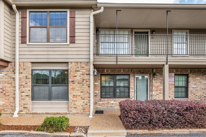 Property Photo: 606 Marshall Street B6 TX 77006