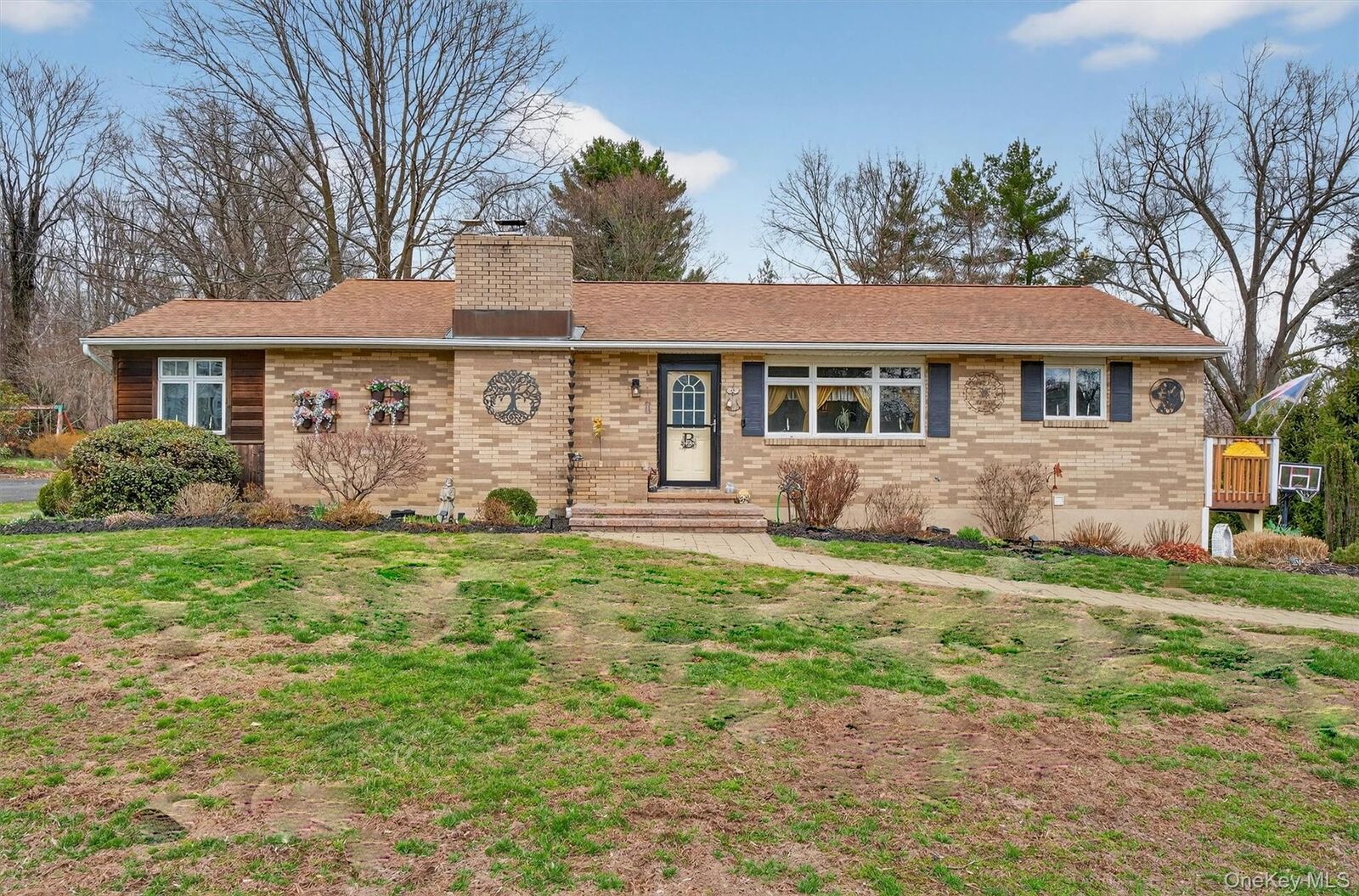 Property Photo:  108 Williamsburg Court  NY 12550 