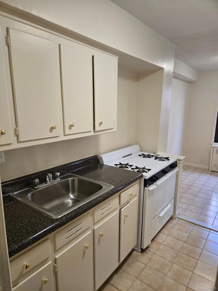 Property Photo:  2835 Webb Avenue 2J  NY 10468 
