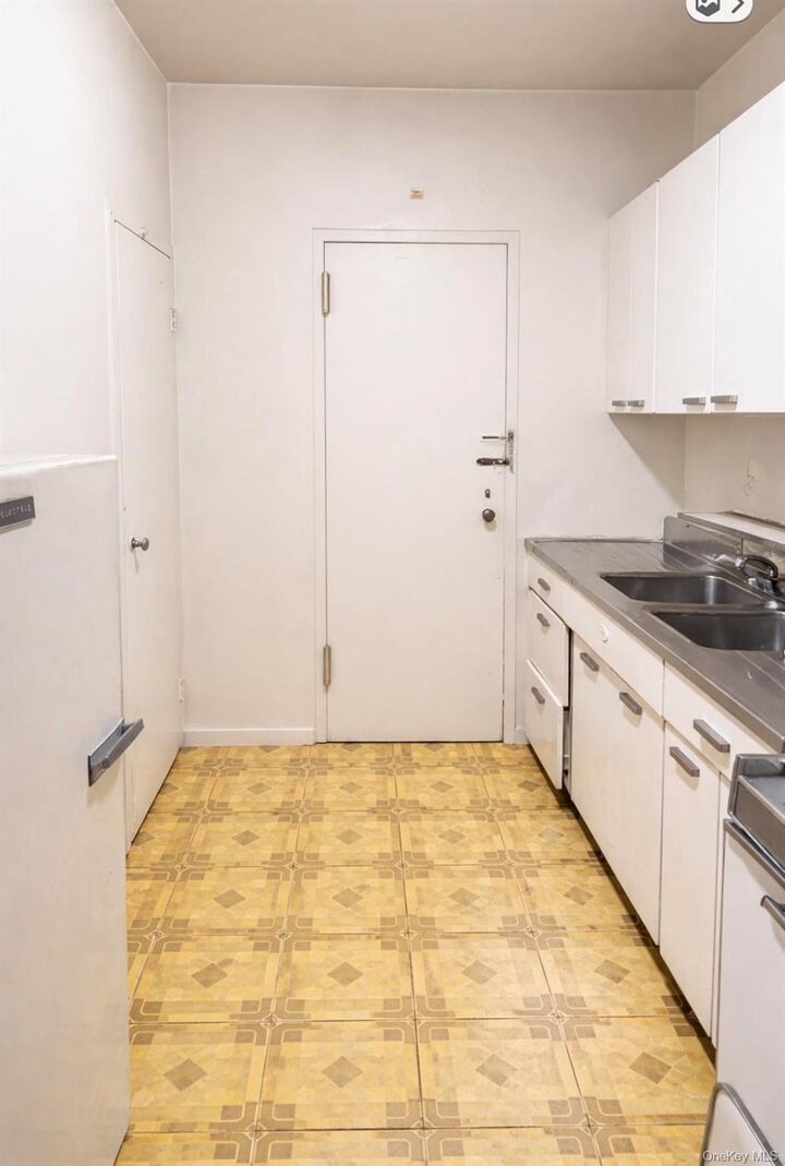 Property Photo:  2 Fordham Hill Oval 1G  NY 10468 