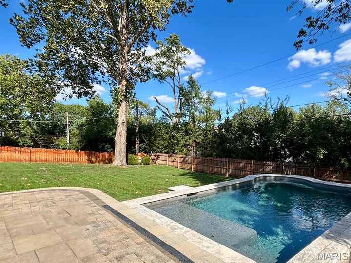 Property Photo:  36 Crestwood Drive  MO 63105 