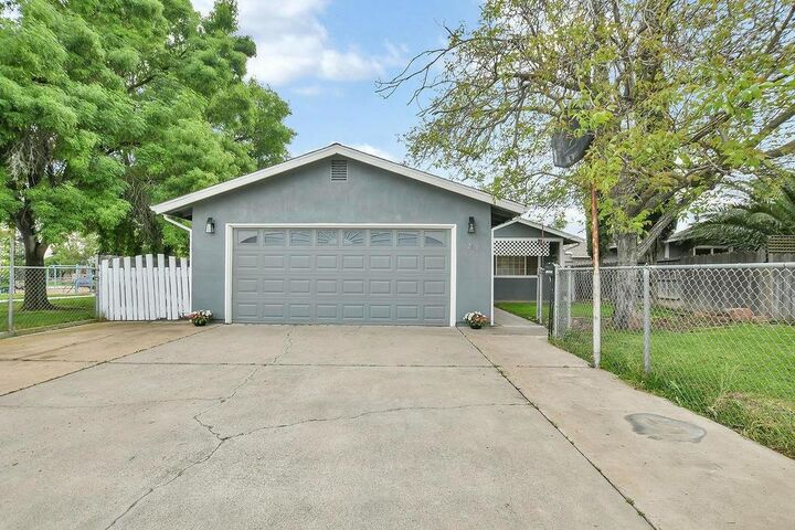 Property Photo:  207 Park Avenue  CA 95337 