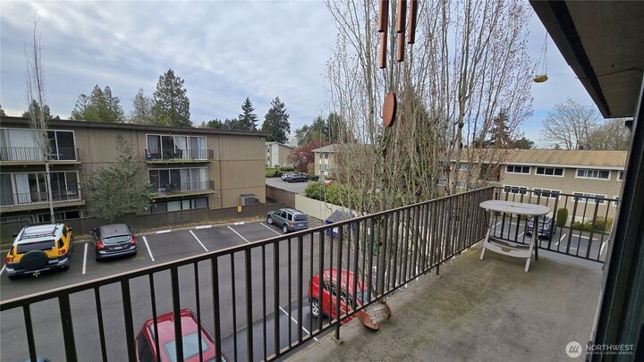 Property Photo:  11010 NE 68th Street 627  WA 98033 
