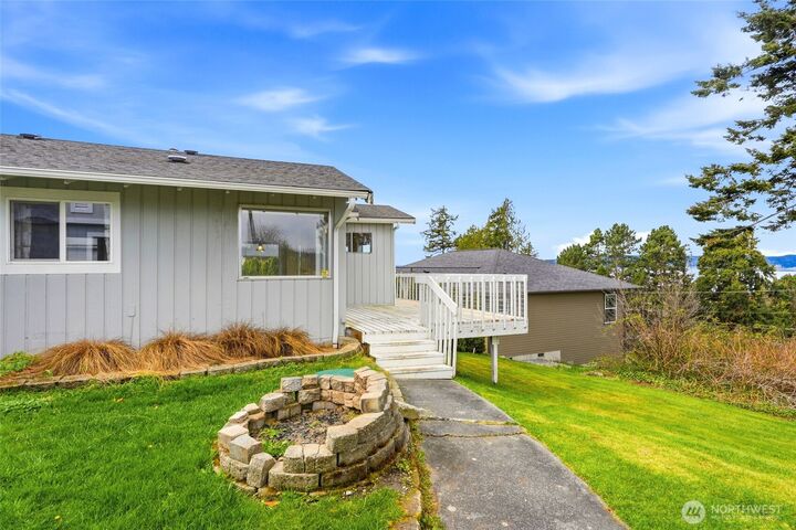 Property Photo: 206 E Wall Street WA 98282