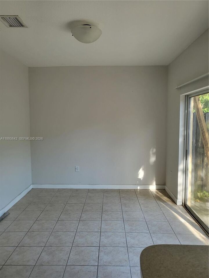 Property Photo:  4125 NE 24th Dr 4125  FL 33033 