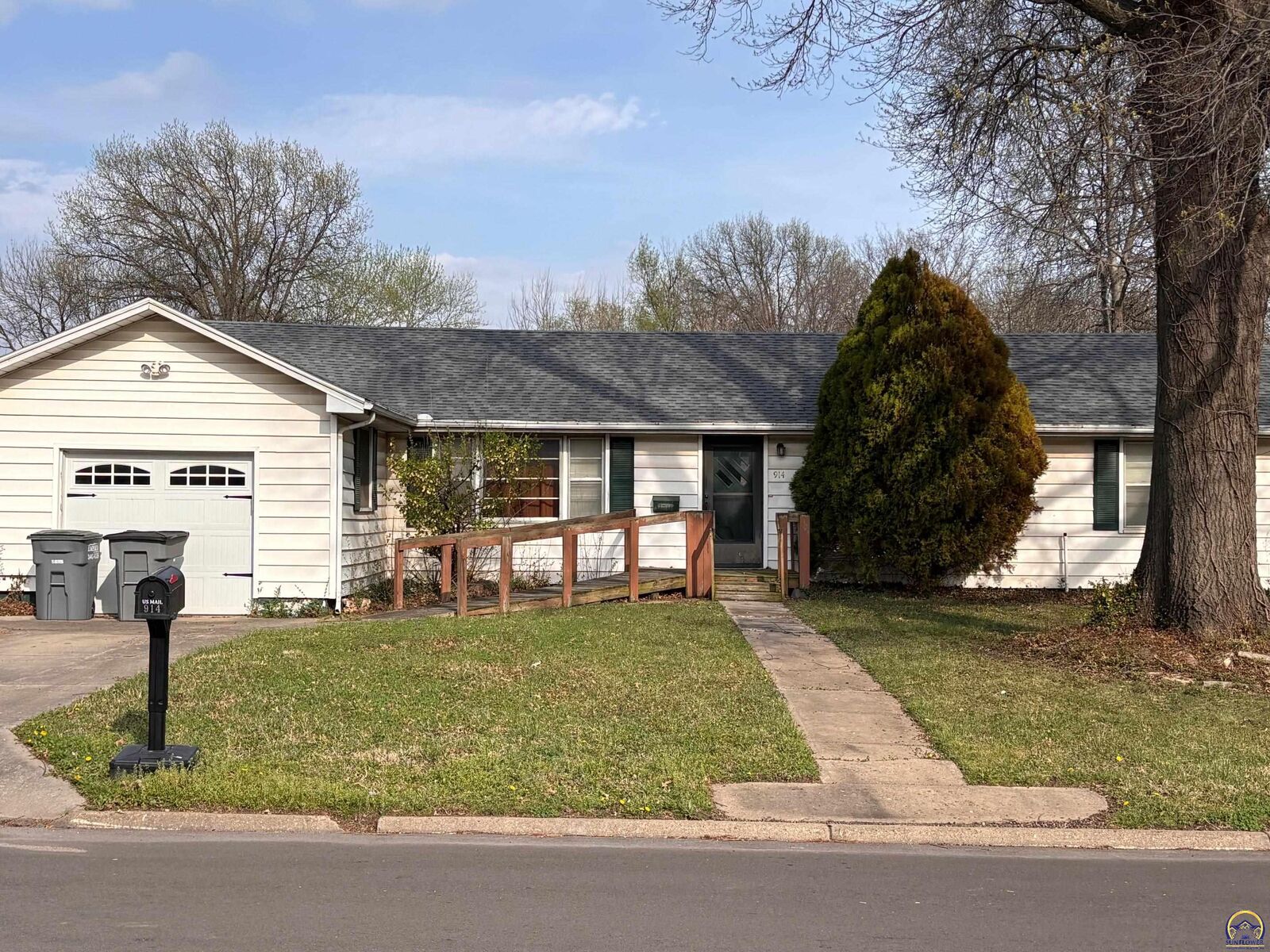 Property Photo:  914 Grand St  KS 66801 