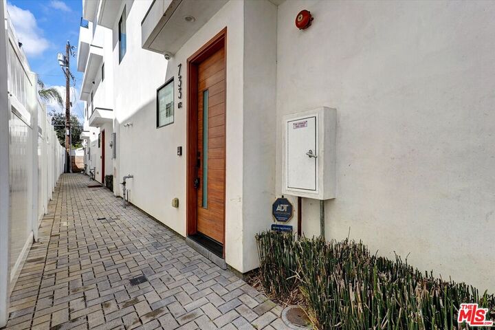Property Photo:  733 1/2 N Gramercy Pl  CA 90038 