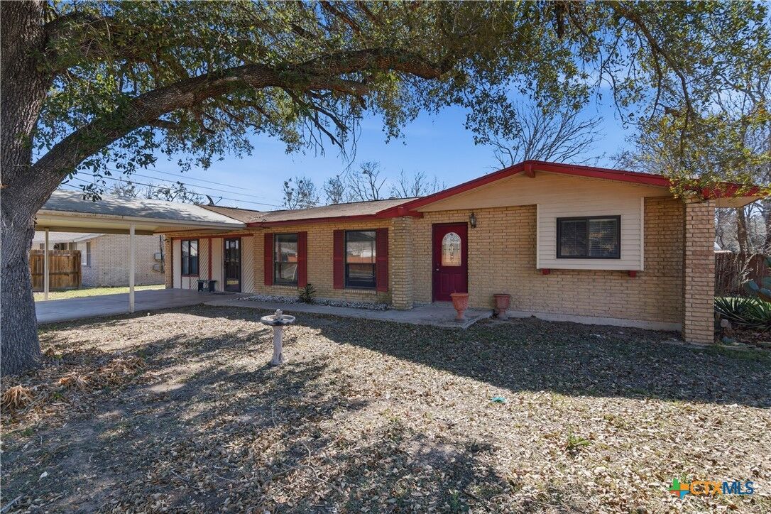 Property Photo:  102 Runnel Street  TX 78155 
