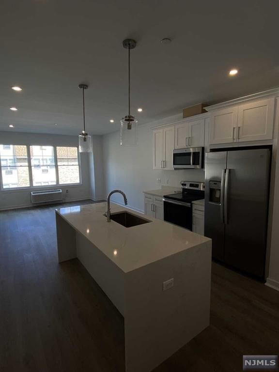 Property Photo:  74 Clarendon Pl 203  NJ 07601 