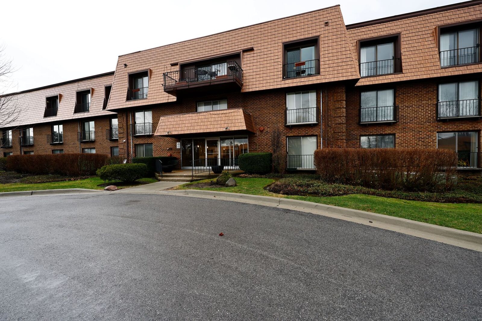 Property Photo: 3950 Dundee Road 302 IL 60062